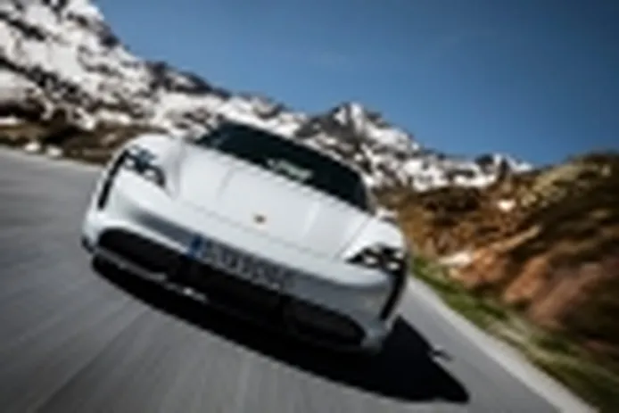 El Tesla Model S muerde el polvo frente al Porsche Taycan Turbo S