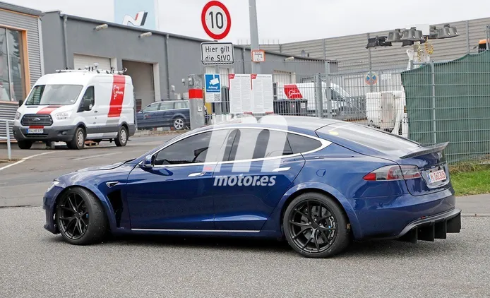 Los nuevos y polémicos prototipos del Tesla Model S 'Plaid' en acción [vídeo]