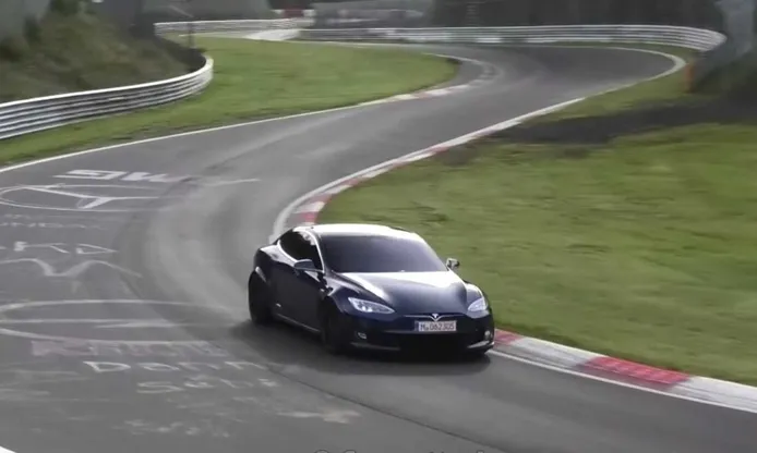 El Tesla Model S vuelve a recibir modificaciones en Nürburgring