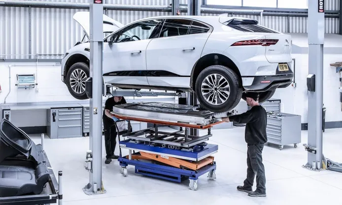 Jaguar para la producción del eléctrico I-PACE por falta de baterías
