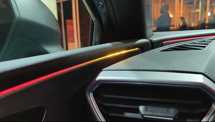 La iluminación ambiental del nuevo SEAT León avisará del detector de ángulo muerto