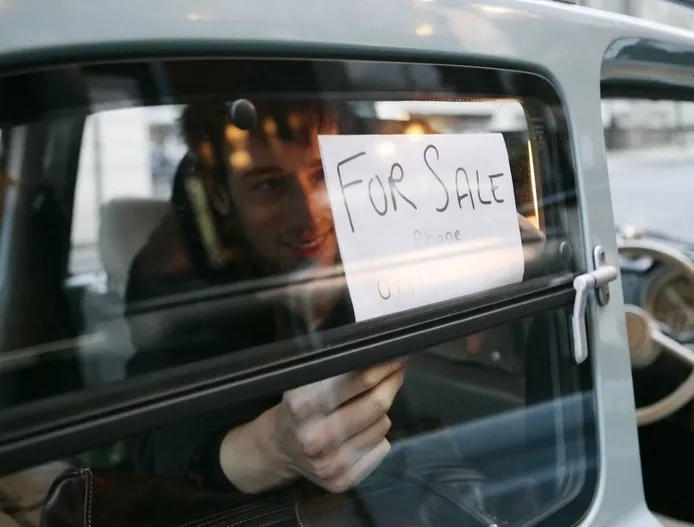 Un cartel de 'se vende' en el coche ¿es ilegal? ¿me pueden multar?