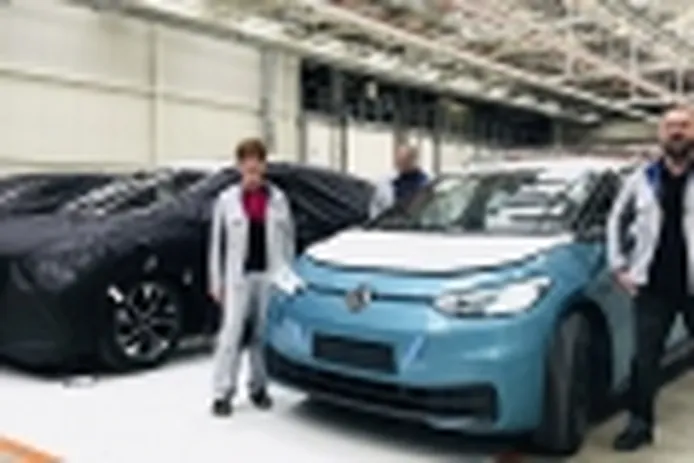 Las preseries de producción del nuevo Volkswagen ID.4 posan en la factoría de Zwickau