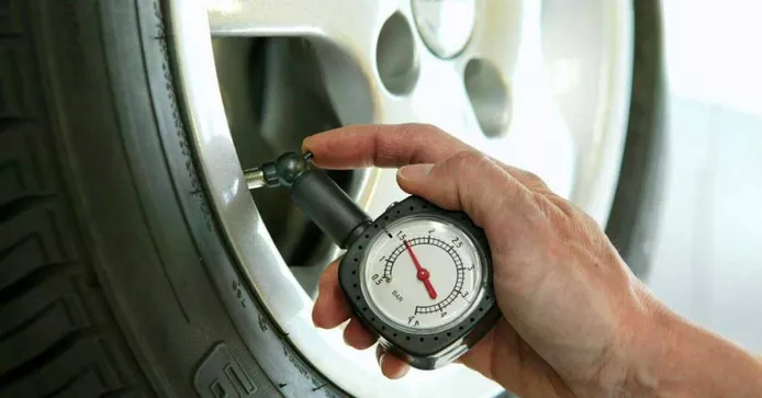 Qué presión poner a tus neumáticos, dónde verlo y cómo se hace