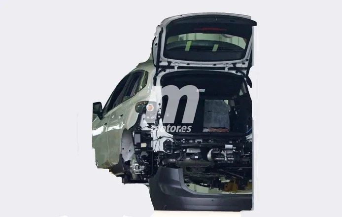 El BMW Serie 2 Active Tourer 2021, medio descubierto en la cadena de producción