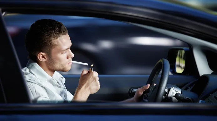 ¿Está prohibido fumar en el coche? Sal de dudas