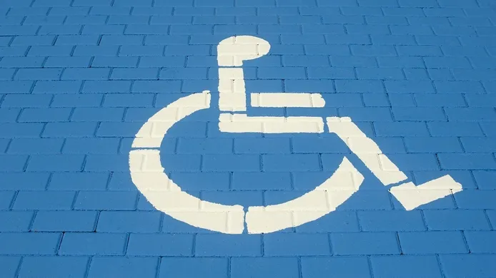 ¿Cuál es la multa por aparcar en una plaza de discapacitados?