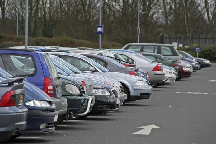 ¿Te pueden multar por tener el coche aparcado sin ITV?