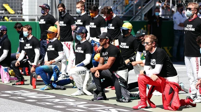 Hamilton, molesto con la F1 y los pilotos que no se arrodillan contra el racismo