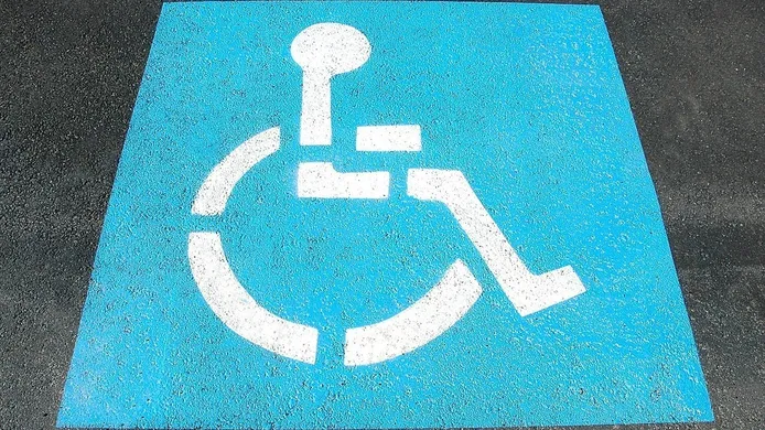¿Cuál es la multa por uso indebido o falsificación de la tarjeta de minusválido?
