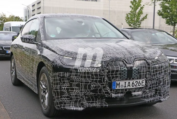 Dos prototipos del nuevo BMW iX 2021 posan en unas fotos espía con lujo de detalle