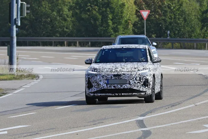 Primeras fotos espía del nuevo Audi Q4 Sportback e-tron, el SUV deportivo llega en 2022
