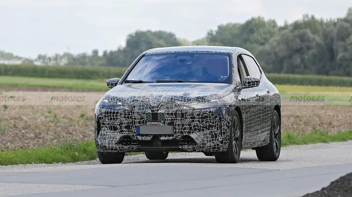 El BMW iX 2021, ataviado con el paquete M Performance, posa en fotos espía