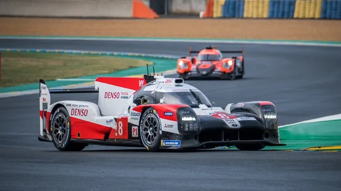 El Toyota #8 conquista sus terceras 24 horas de Le Mans consecutivas y el #7 culmina su maldición