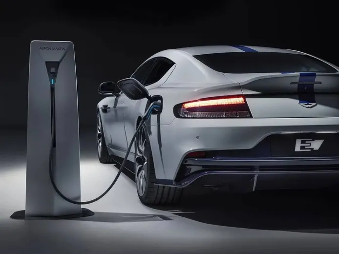 El primer híbrido enchufable de Aston Martin llegará en 2023, y el eléctrico en 2026