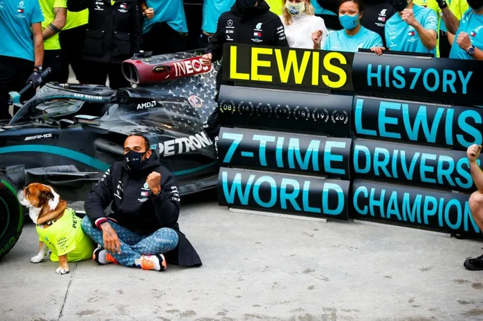 Hamilton va a seguir en la F1 con Mercedes y esta es la razón