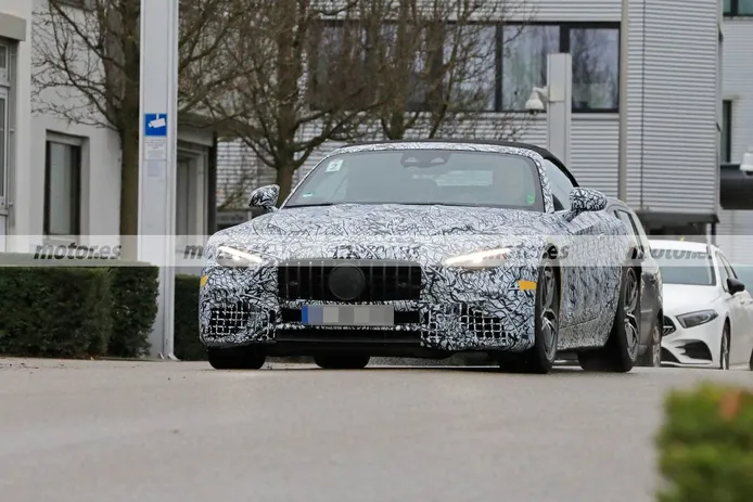 El Mercedes-AMG SL 2022 posa en nuevas fotos espía a las puertas de la sede de AMG