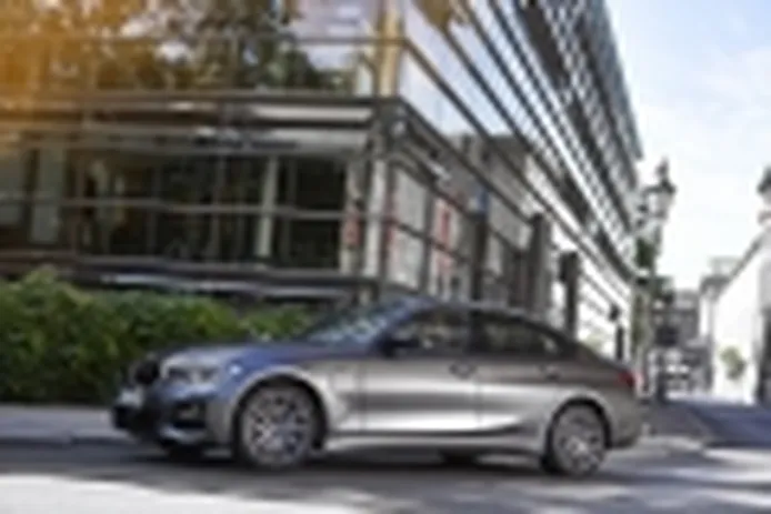 Los BMW Serie 3 y Serie 3 Touring estrenan la nueva versión híbrida enchufable 320e