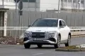 Los prototipos del nuevo Mercedes EQA 2021 lucen casi desnudos en nuevas fotos espía 