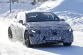 El esperado Mercedes EQE 2022, una berlina eléctrica, se enfrenta al frío y la nieve