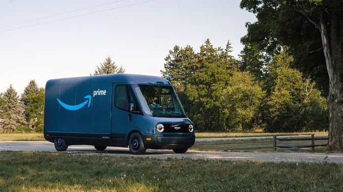 La furgoneta eléctrica de Amazon y Rivian Automotive ya está operando en la calle