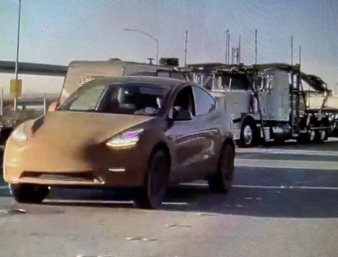 Cazado un prototipo del Tesla Model Y con una extraña configuración off-road 