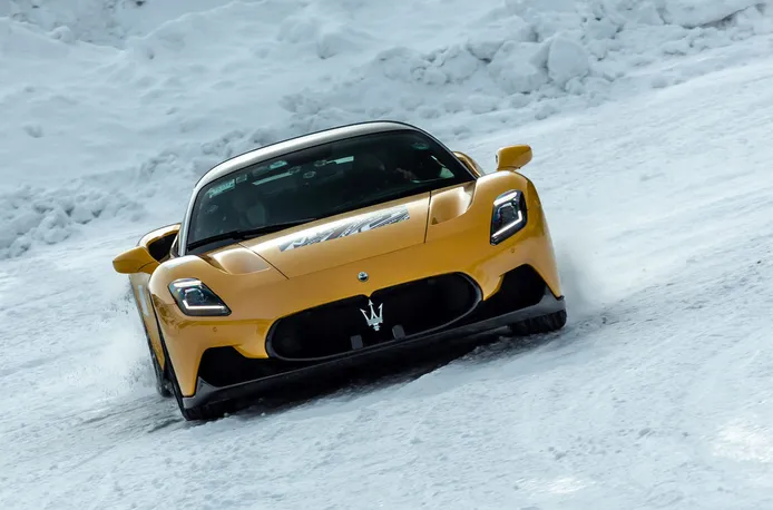 Los prototipos del Maserati MC20 a fondo sobre la nieve [vídeo]