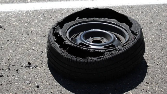 Reventón de un neumático: qué lo propicia y cómo actuar en caso de sufrirlo