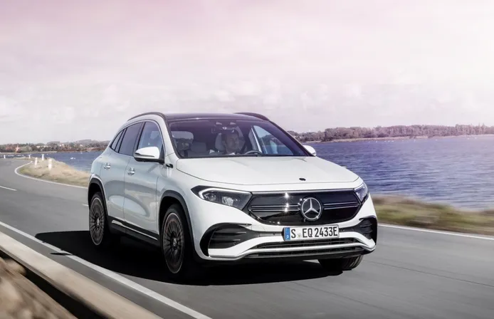 La gama del Mercedes EQA sumará dos versiones de tracción total 4MATIC en mayo