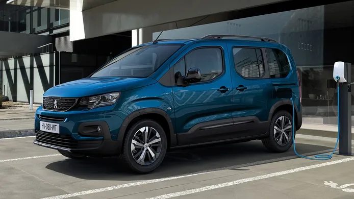 El Peugeot e-Rifter llega a España: la furgoneta eléctrica de 7 plazas ya tiene precios