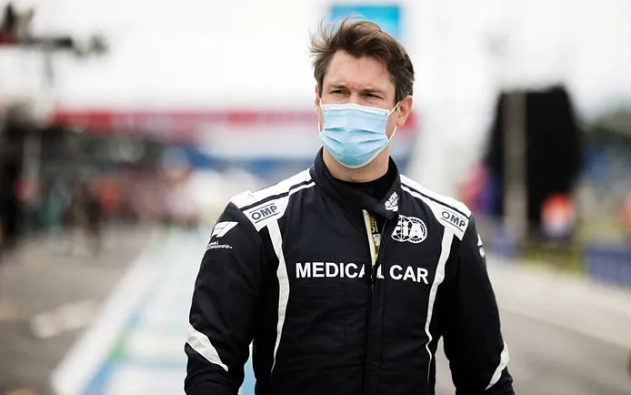 Alan van der Merwe, el piloto antivacunas del coche médico de la F1