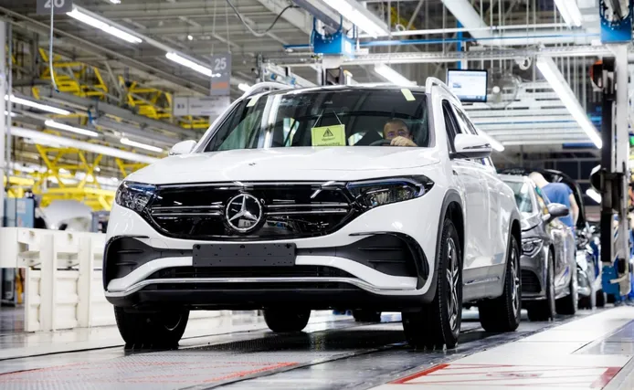 El nuevo Mercedes EQB entra en producción en la factoría de Hungría
