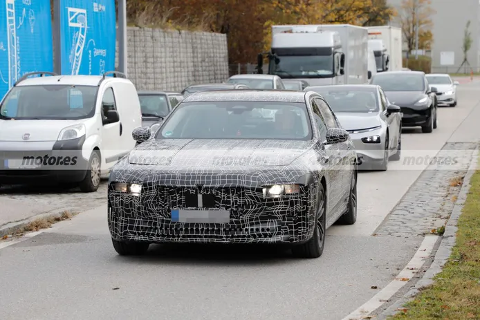 El nuevo BMW i7 2023, cazado en una exclusiva caravana de competidores eléctricos