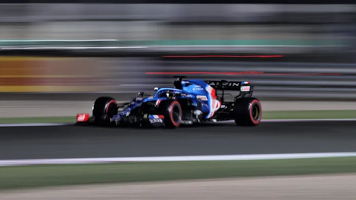 Alonso logra un histórico podio en una carrera de Qatar que gana Hamilton