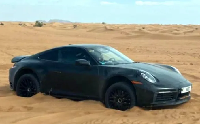 El Porsche 911 Dakar se traslada al desierto, cazado en una foto espía entre dunas