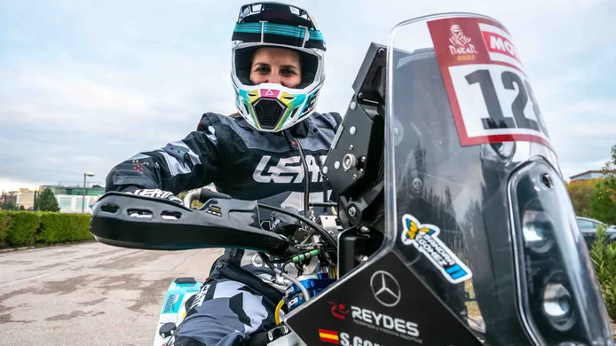 Sandra Gómez debuta en el Dakar en un salto al vacío sin comparación