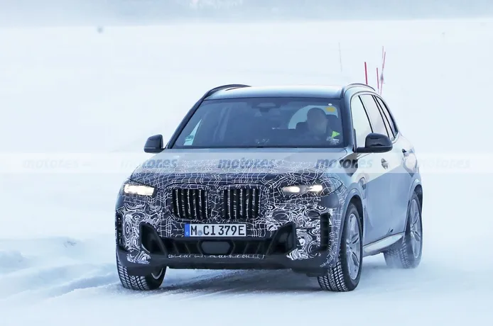 El BMW X5 PHEV Facelift 2023 muestra su nueva imagen en las pruebas de invierno