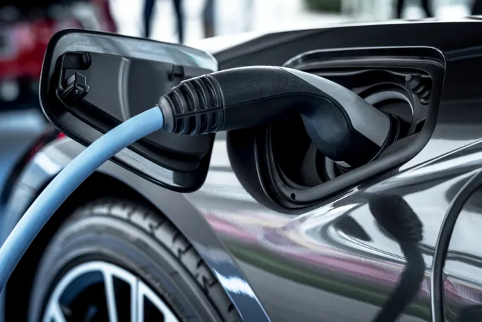 Este nuevo método para generar hidrógeno verde promete acabar con los coches eléctricos de batería