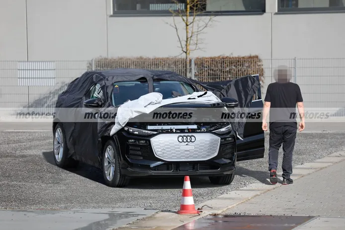 Uno de los prototipos del nuevo Audi Q6 e-tron 2023 muestra su avanzado diseño
