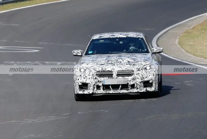 El nuevo BMW M2 2023 es cazado en fotos espía volando sobre Nürburgring