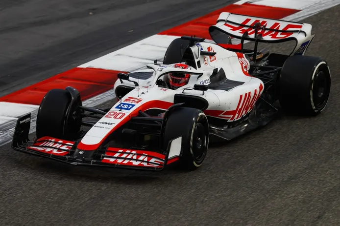 Magnussen logra el mejor crono de los test de Bahréin en solitario