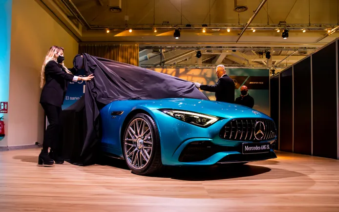 Presentación estática del Mercedes-AMG SL 2022, atractivo a la vista y al oído