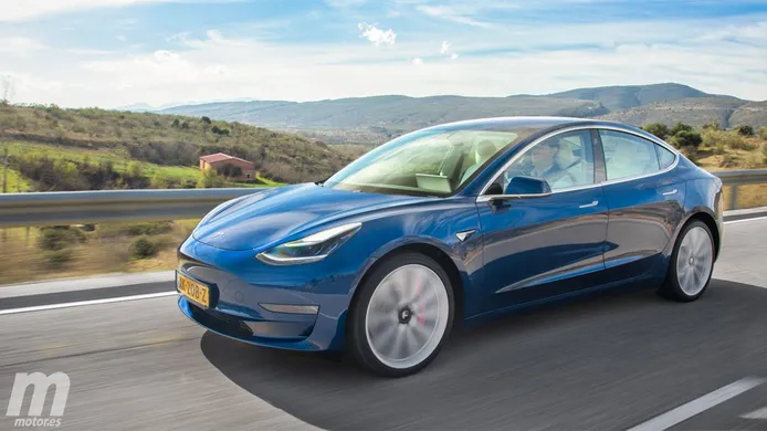 Alemania - Febrero 2022: El Tesla Model 3 recupera ritmo