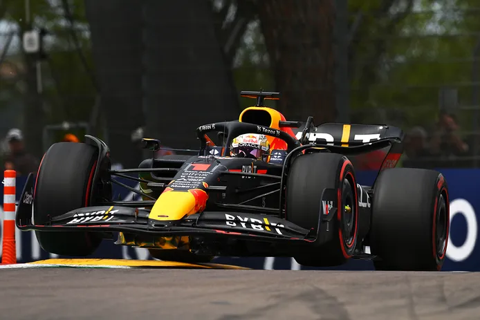 Verstappen deja sin victoria a Leclerc en el sprint de Imola