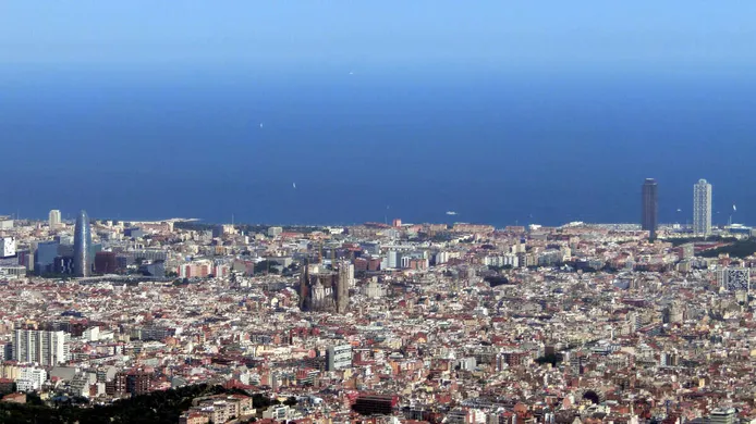 Ecologistas y organizaciones sociales piden que Barcelona cobre un peaje diario de 4 euros a vehículos privados
