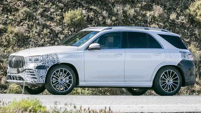 Mercedes-AMG GLE 53 4MATIC+ 2023 - foto espía lateral