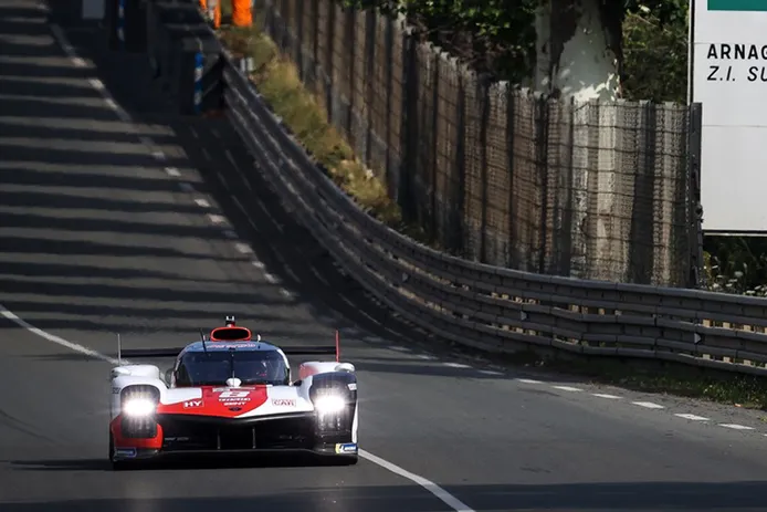El Toyota #8 lidera unos accidentados primeros libres de Le Mans
