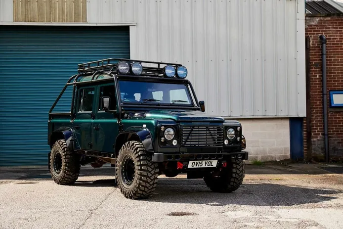 Bowler transforma el Land Rover Defender original en un salvaje todoterreno