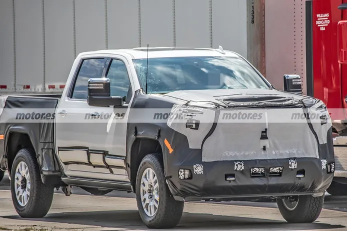 El nuevo Chevrolet Silverado HD High Country muestra su interior en fotos espía