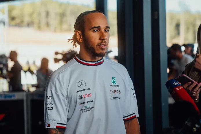 Hamilton asume su culpa, pero se la guarda a Fernando Alonso: «Está bien saber lo que piensa de mí»